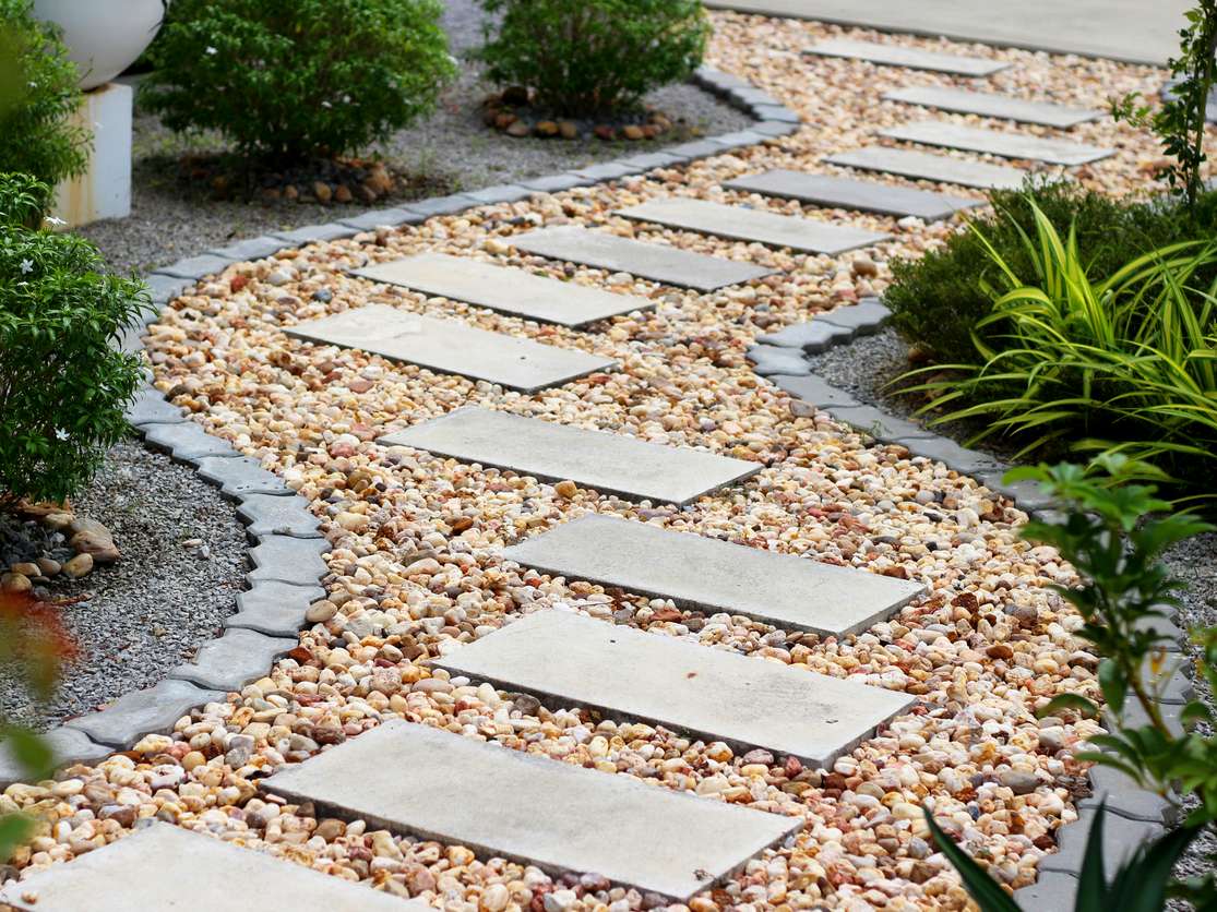 Zierkiesweg mit modernen Trittplatten und strukturierter Bepflanzung in Ingolstadt