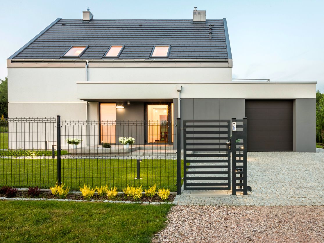 Doppelstabmattenzaun mit modernem Eingangstor und gestalteter Einfahrt an einem Einfamilienhaus in Ingolstadt