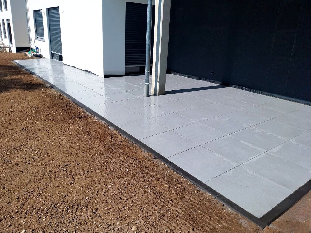 Neu verlegte Terrassenfläche mit großformatigen Keramikplatten an einem Neubau in Ingolstadt
