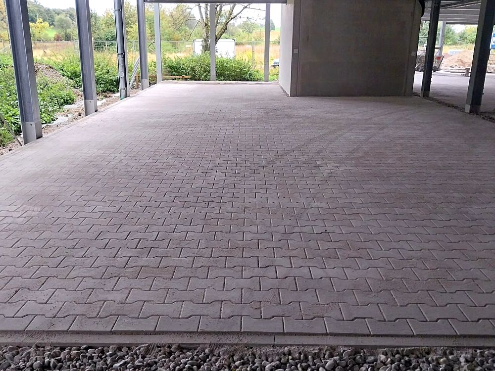 Großflächen-Pflasterung auf einer Industriefläche mit Betonsteinen in Ingolstadt